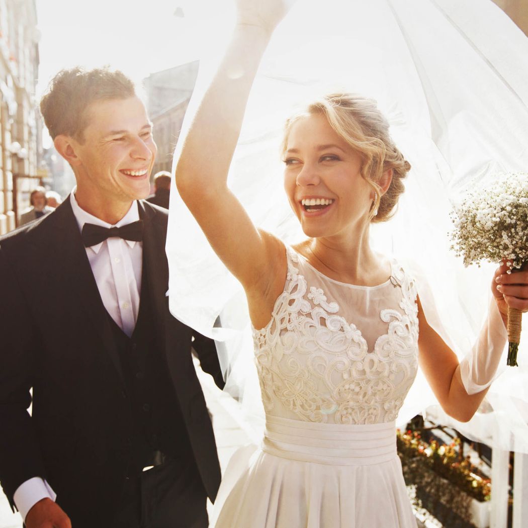 Dodatki ślubne, czyli wszystko, czego potrzebuje panna młoda w 2024 roku. Akcesoria praktyczne, ozdobne i te zgodne z tradycją